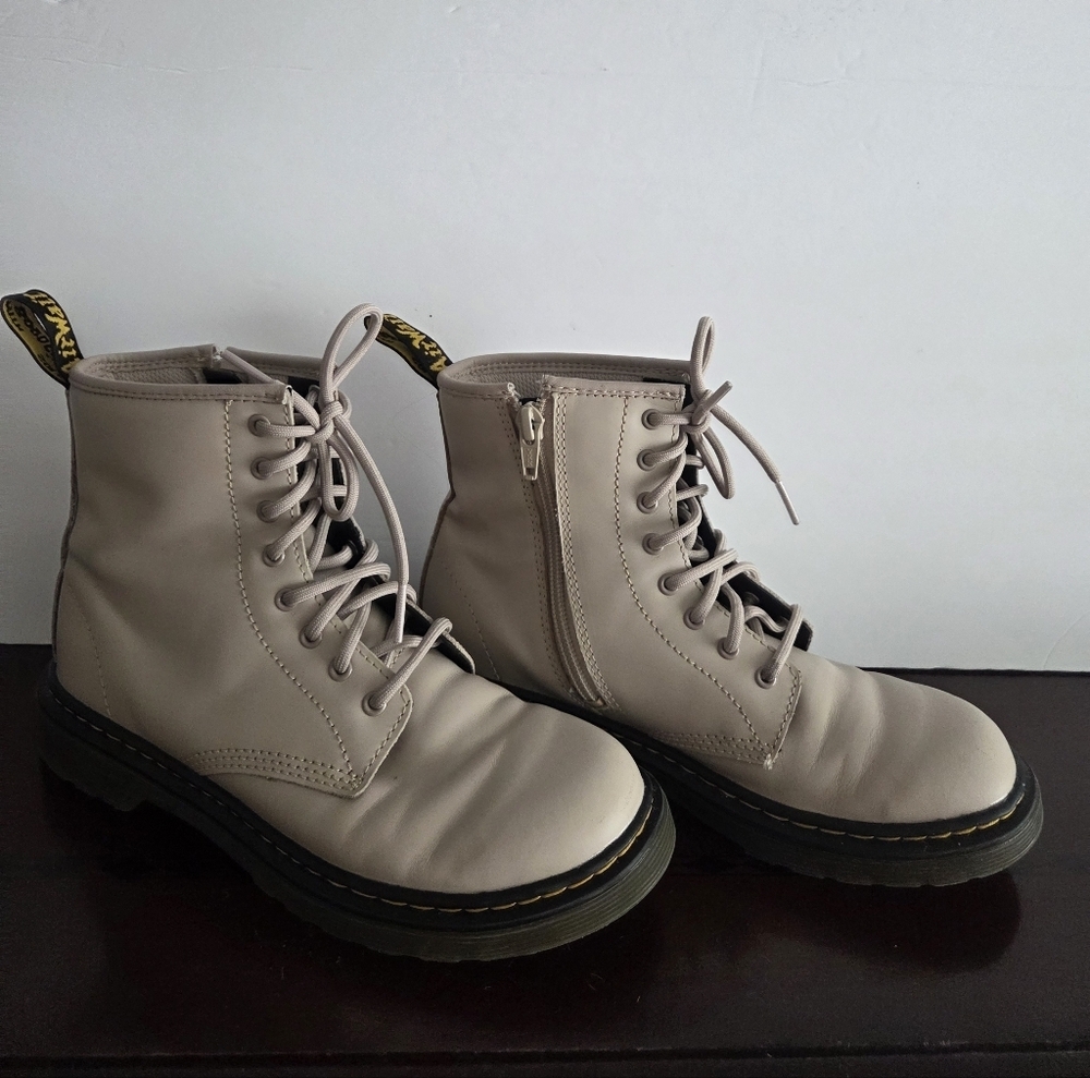 Dr. Martens Girls Leather Boots Sz.4 Graishpink Color